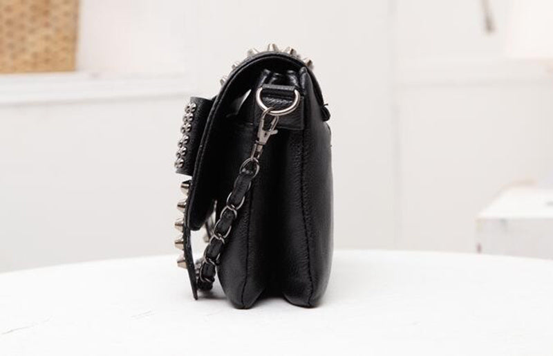 Schwarze Damen-Umhängetasche aus Leder: Vintage-Stil mit Totenkopf- und Nietendetails