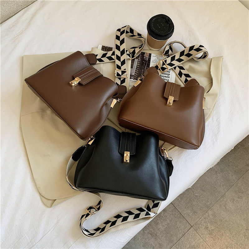 Bucket-Umhängetasche mit breitem Riemen: Urbaner Retro-Style für Damen