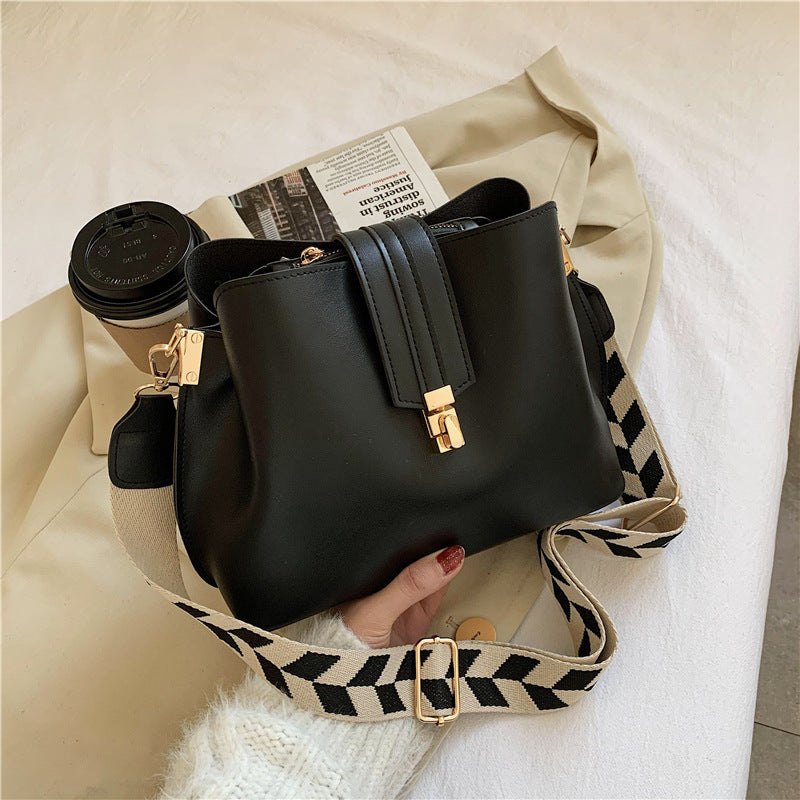Bucket-Umhängetasche mit breitem Riemen: Urbaner Retro-Style für Damen