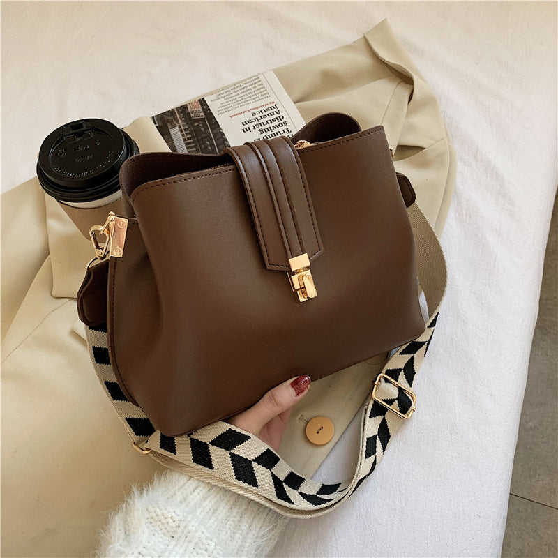 Bucket-Umhängetasche mit breitem Riemen: Urbaner Retro-Style für Damen
