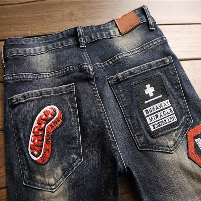 Zerrissene Herrenjeans mit Badge-Patch: Moderner Urban Style