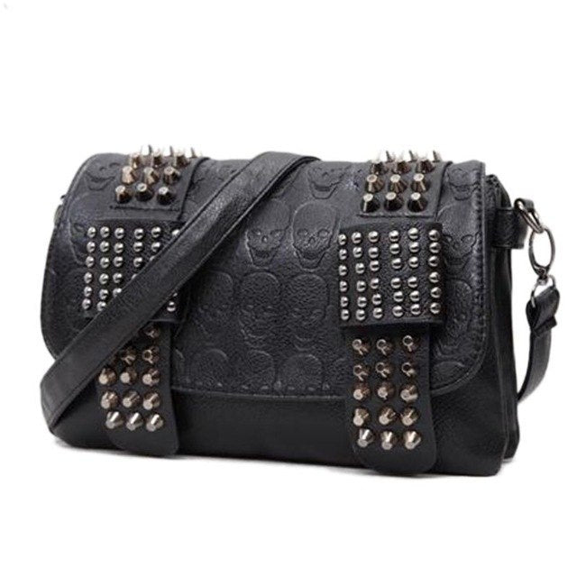 Schwarze Damen-Umhängetasche aus Leder: Vintage-Stil mit Totenkopf- und Nietendetails