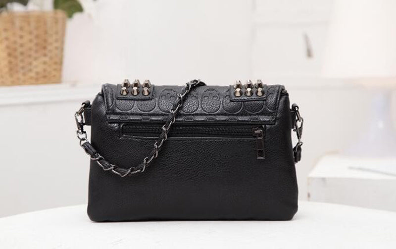Schwarze Damen-Umhängetasche aus Leder: Vintage-Stil mit Totenkopf- und Nietendetails