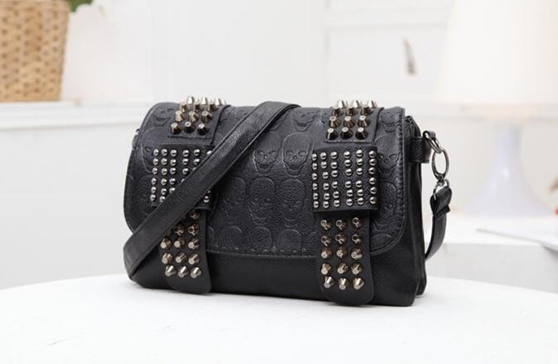 Schwarze Damen-Umhängetasche aus Leder: Vintage-Stil mit Totenkopf- und Nietendetails