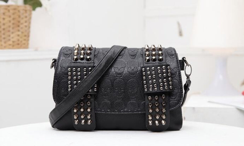 Schwarze Damen-Umhängetasche aus Leder: Vintage-Stil mit Totenkopf- und Nietendetails