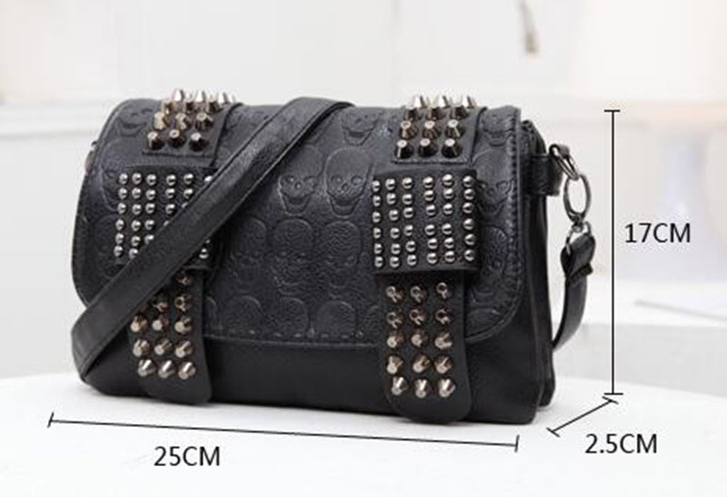 Schwarze Damen-Umhängetasche aus Leder: Vintage-Stil mit Totenkopf- und Nietendetails